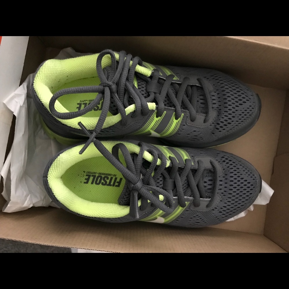 Women’s Nike Pegasus size 6